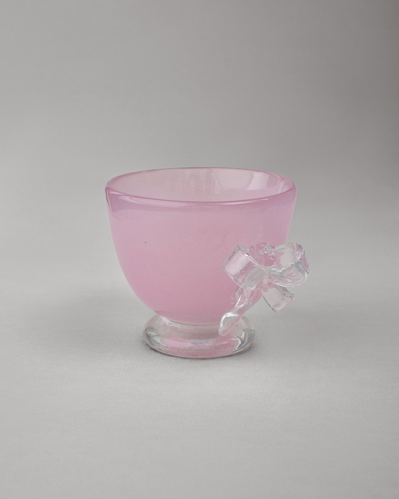 Купіть виріб ручної роботи Candy Jar with Two Bows "Nadiia" від Nadiia World. Ідеальний вибір для додавання вишуканості та шарму до вашого житлового простору або колекції особистих аксесуарів.