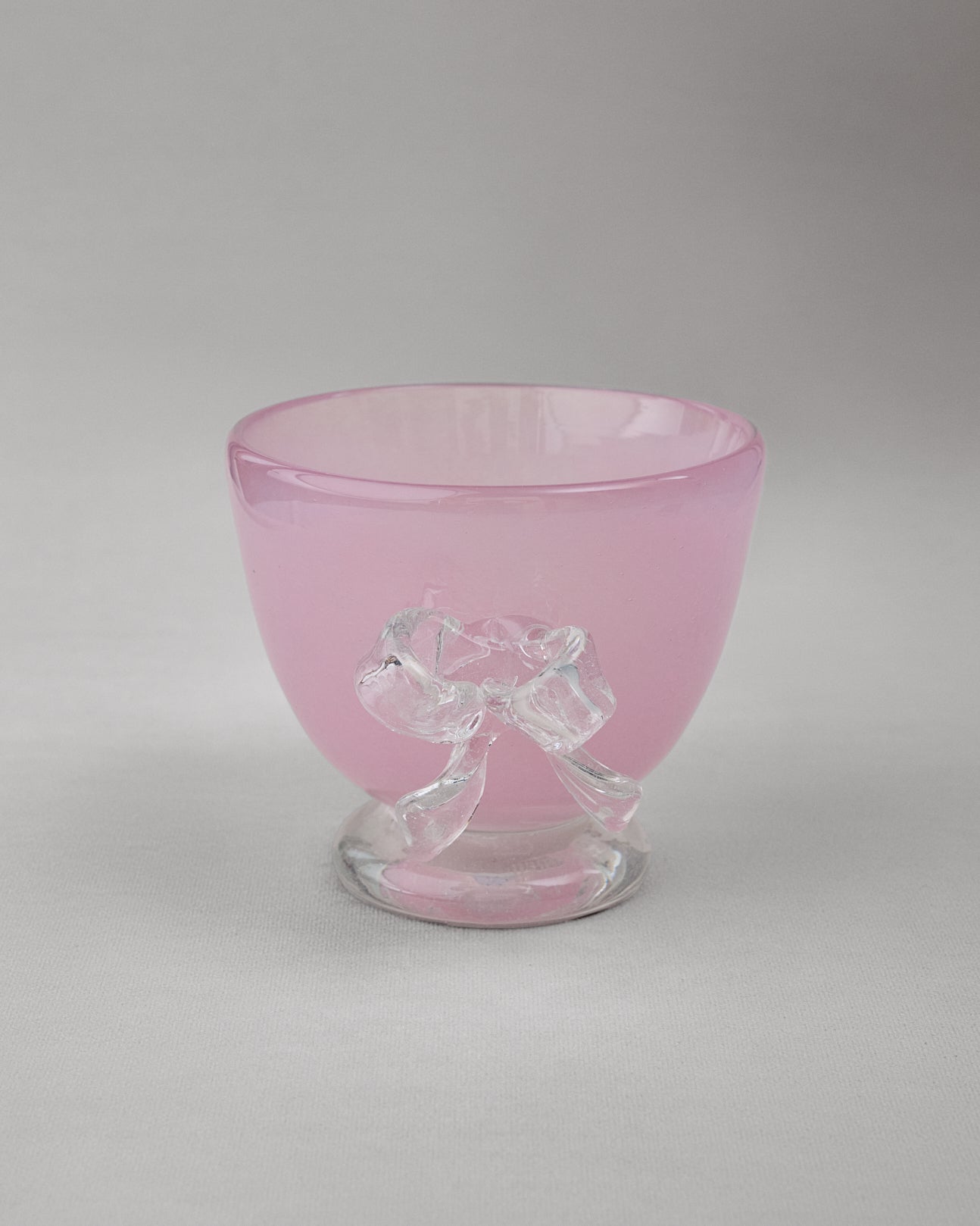 Купіть виріб ручної роботи Candy Jar with Two Bows "Nadiia" від Nadiia World. Ідеальний вибір для додавання вишуканості та шарму до вашого житлового простору або колекції особистих аксесуарів.