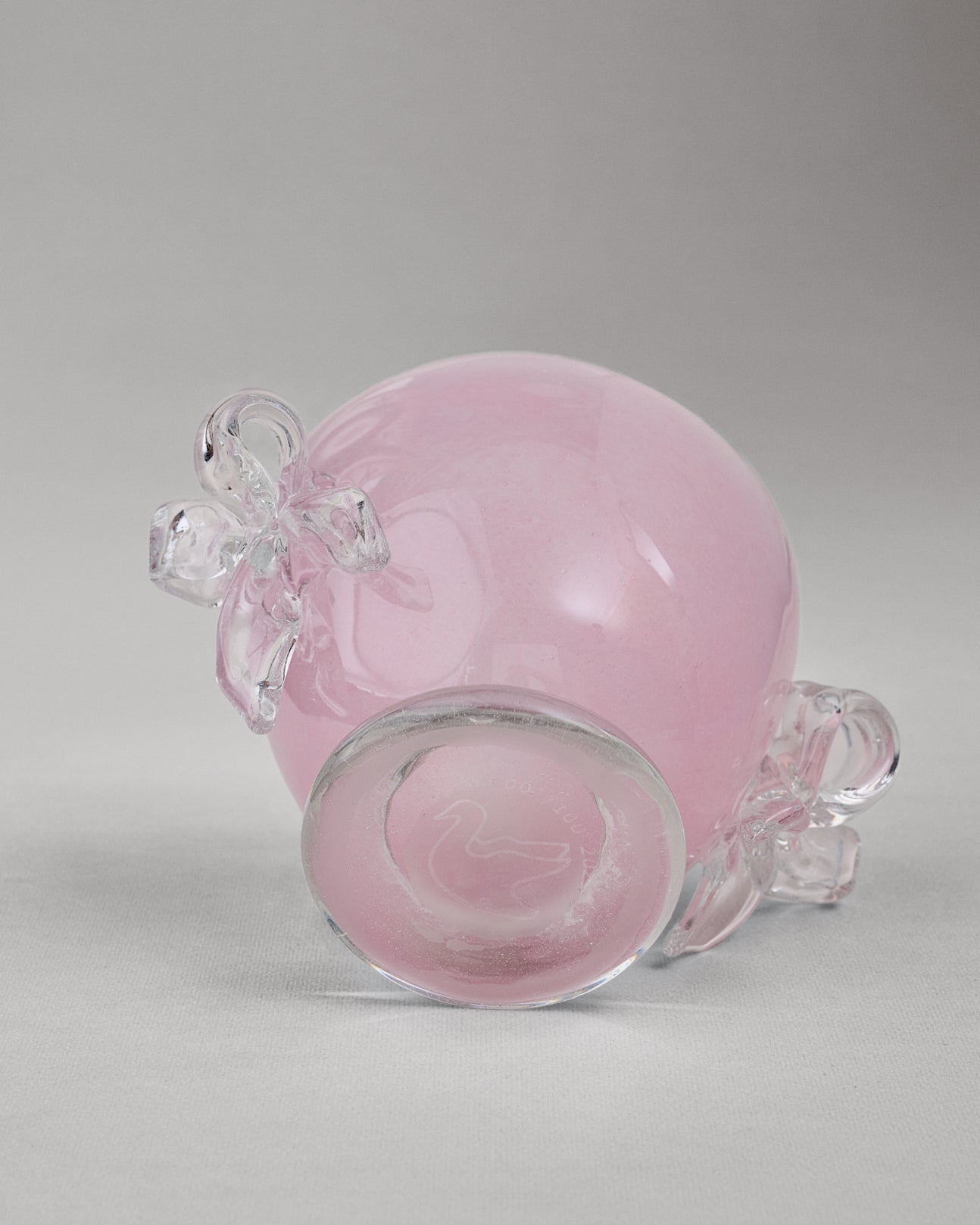 Купіть виріб ручної роботи Candy Jar with Two Bows "Nadiia" від Nadiia World. Ідеальний вибір для додавання вишуканості та шарму до вашого житлового простору або колекції особистих аксесуарів.