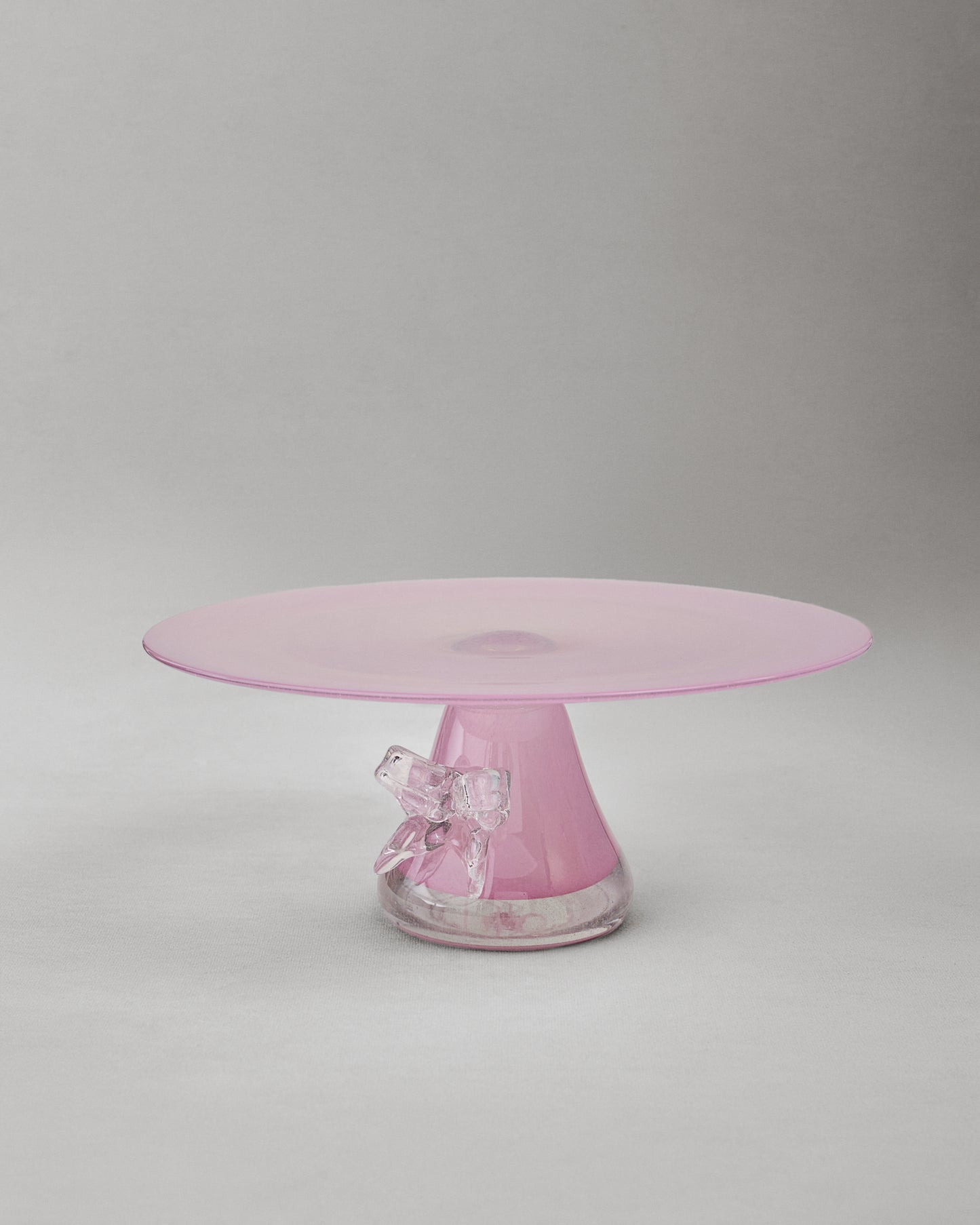 Купіть виріб ручної роботи Cake Stand with a Bow "Nadiia" від Nadiia World. Ідеальний вибір для додавання вишуканості та шарму до вашого житлового простору або колекції особистих аксесуарів.