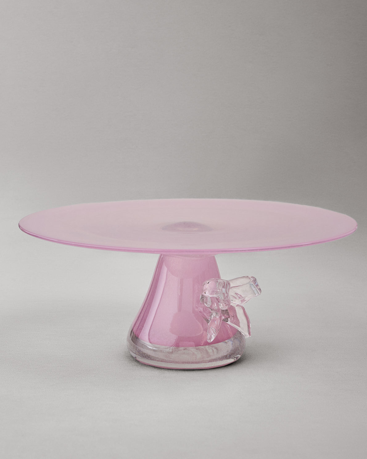 Купіть виріб ручної роботи Cake Stand with a Bow "Nadiia" від Nadiia World. Ідеальний вибір для додавання вишуканості та шарму до вашого житлового простору або колекції особистих аксесуарів.