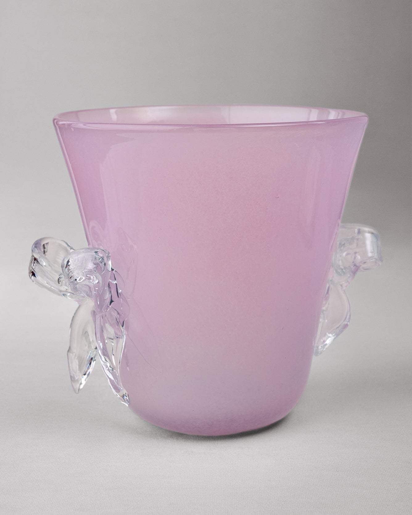 Купіть виріб ручної роботи Champagne Bucket with Two Bows "Nadiia" від Nadiia World. Ідеальний вибір для додавання вишуканості та шарму до вашого житлового простору або колекції особистих аксесуарів.
