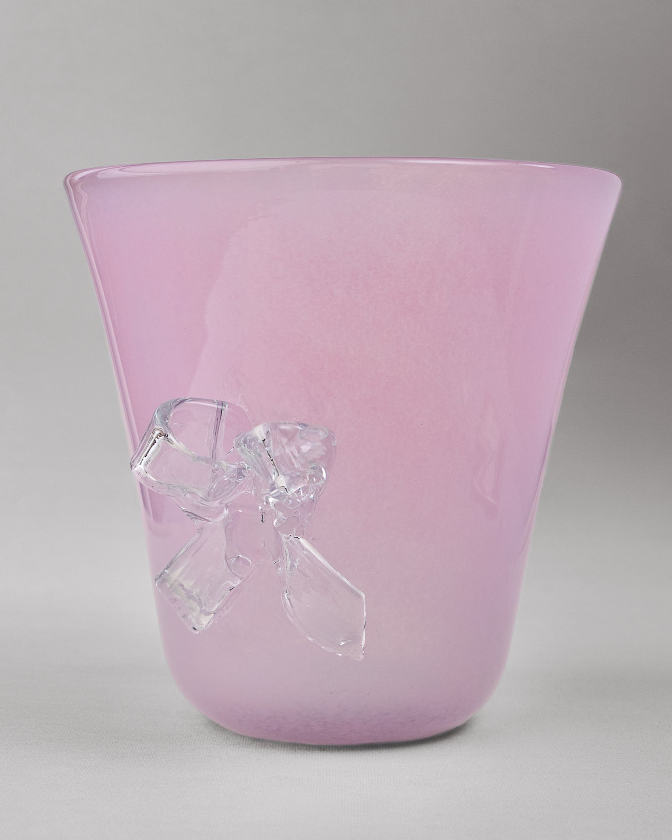Купіть виріб ручної роботи Champagne Bucket with Two Bows "Nadiia" від Nadiia World. Ідеальний вибір для додавання вишуканості та шарму до вашого житлового простору або колекції особистих аксесуарів.