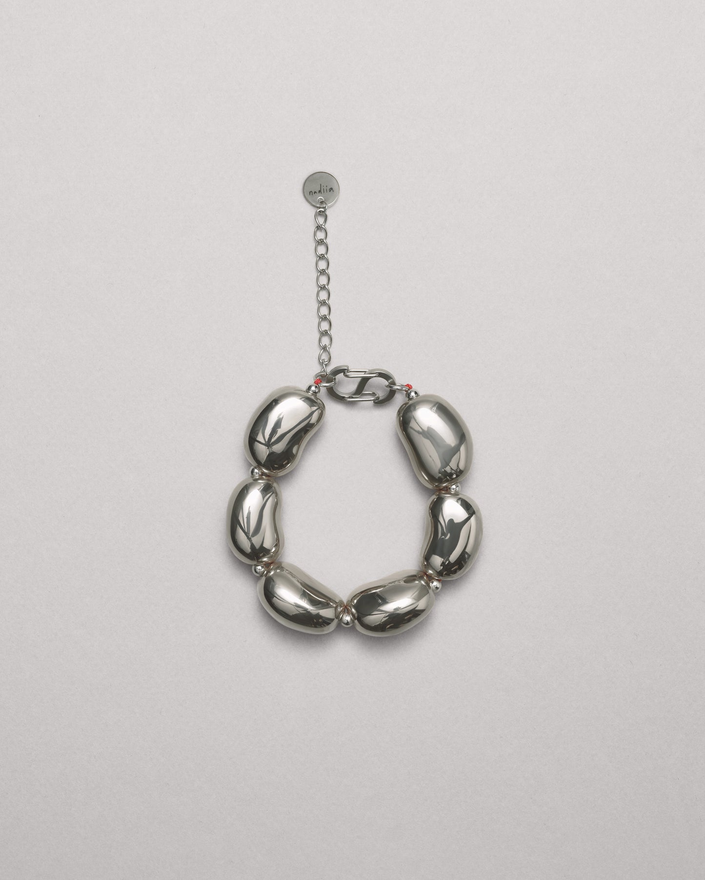 Купіть виріб ручної роботи Silver "Beans" Bracelet від Nadiia World. Ідеальний вибір для додавання вишуканості та шарму до вашого житлового простору або колекції особистих аксесуарів.