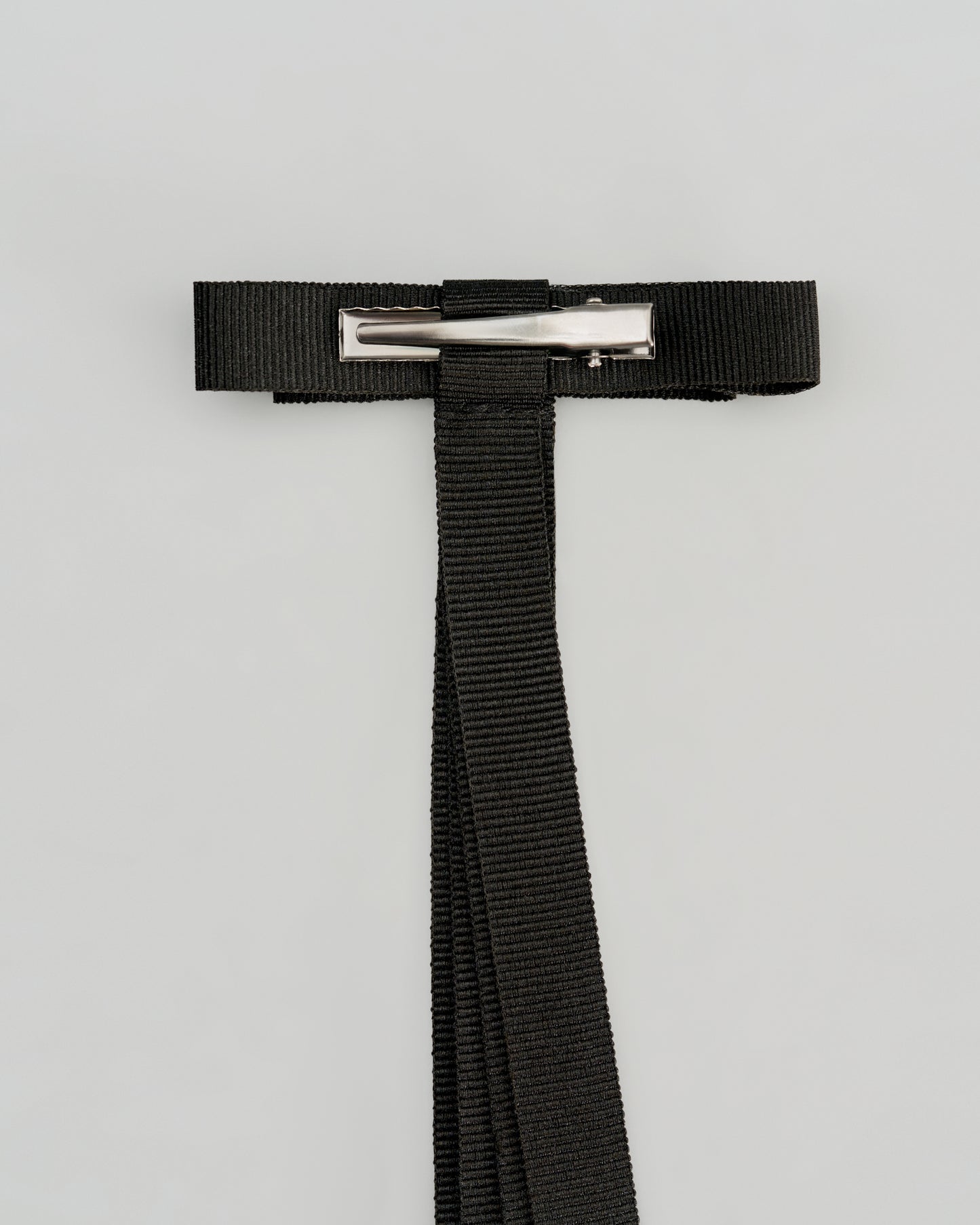 Купіть виріб ручної роботи Ribbon Barette in Black від Nadiia World. Ідеальний вибір для додавання вишуканості та шарму до вашого житлового простору або колекції особистих аксесуарів.