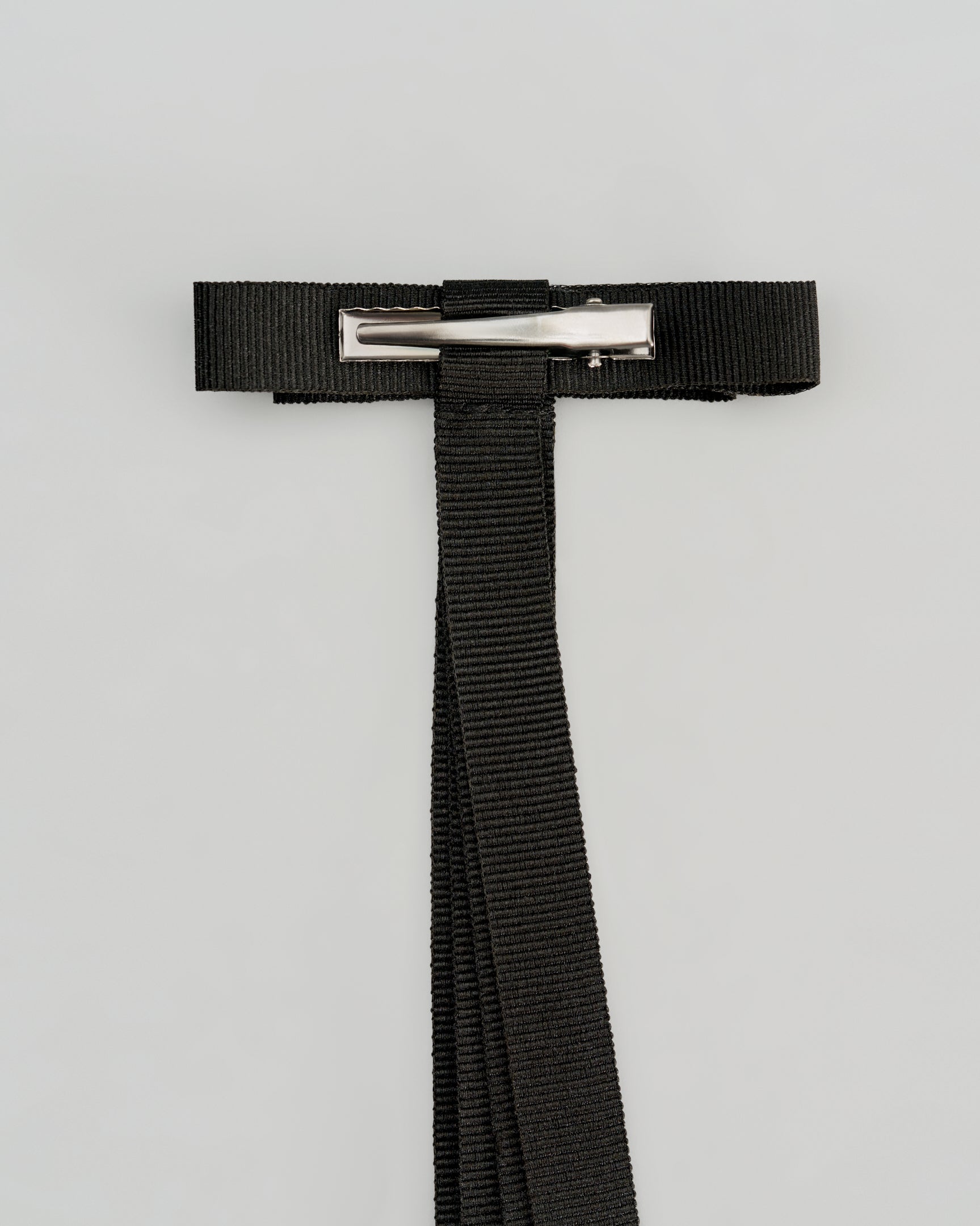 Купіть виріб ручної роботи Ribbon Barette in Black від Nadiia World. Ідеальний вибір для додавання вишуканості та шарму до вашого житлового простору або колекції особистих аксесуарів.