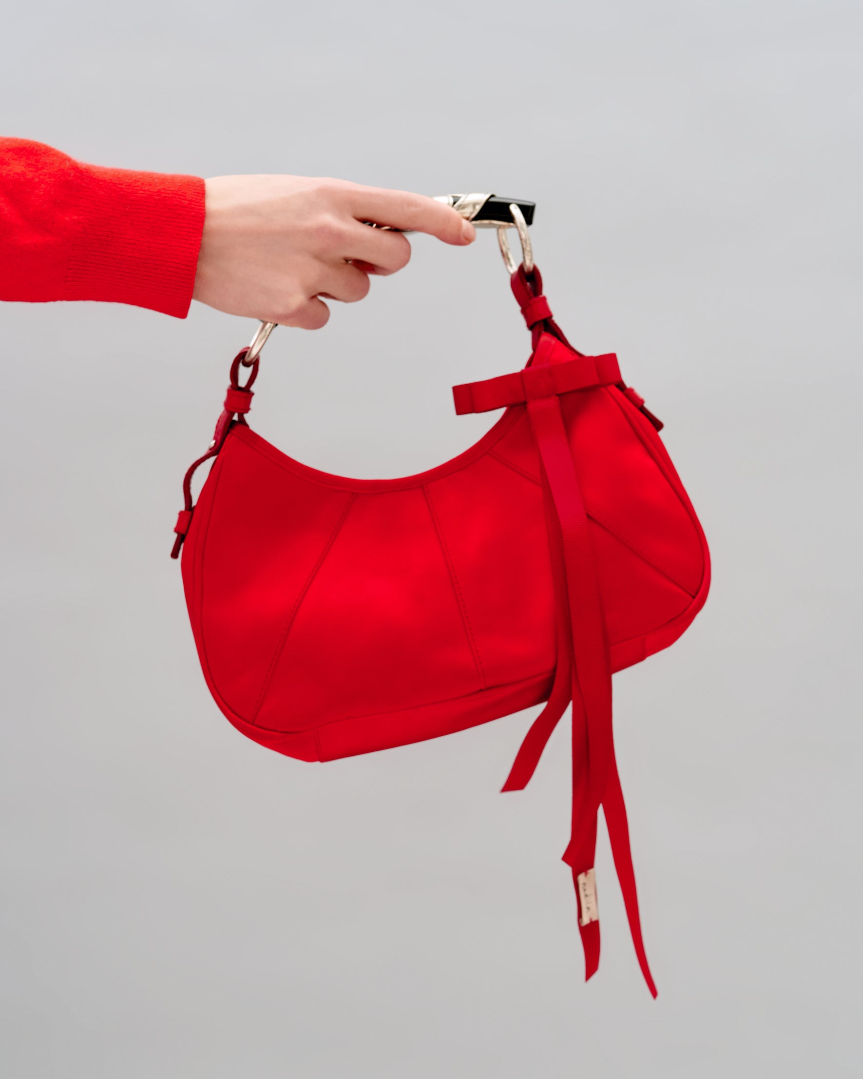 Купіть виріб ручної роботи Ribbon Barette in Burgundy від Nadiia World. Ідеальний вибір для додавання вишуканості та шарму до вашого житлового простору або колекції особистих аксесуарів.