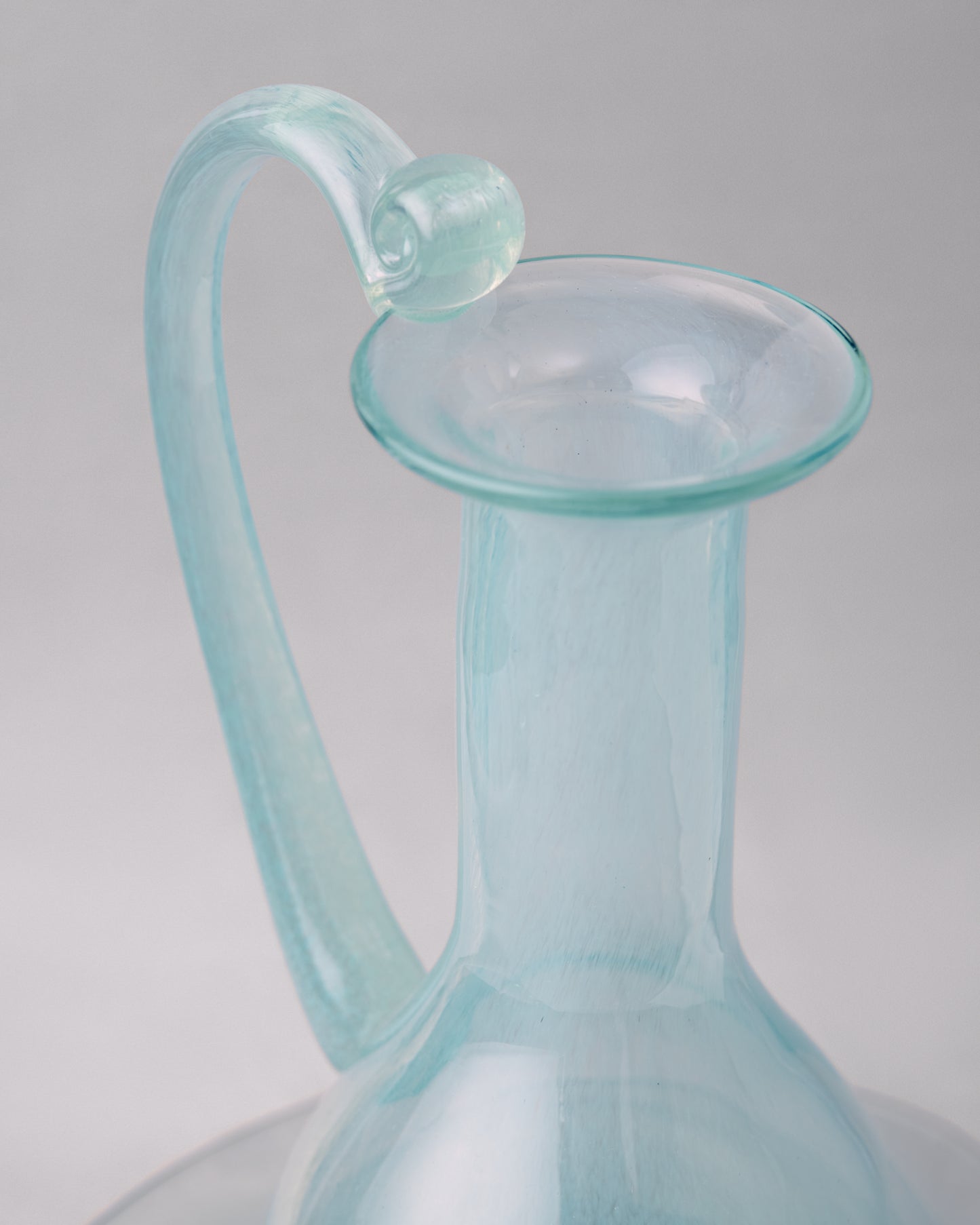 Купіть виріб ручної роботи Set 2 Hand-Blown Water Pitcher “Antique Well” від Nadiia World. Ідеальний вибір для додавання вишуканості та шарму до вашого житлового простору або колекції особистих аксесуарів.