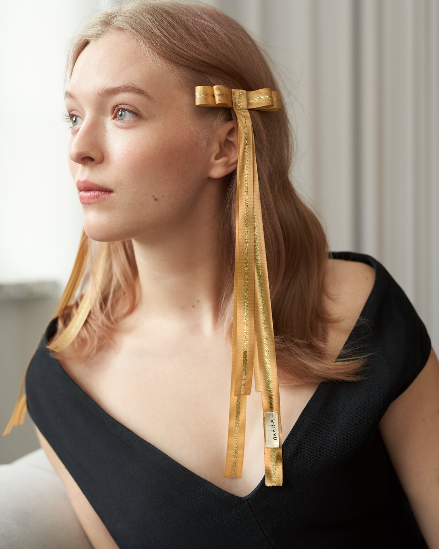 Купіть виріб ручної роботи Ribbon Barette in Gold від Nadiia World. Ідеальний вибір для додавання вишуканості та шарму до вашого житлового простору або колекції особистих аксесуарів.