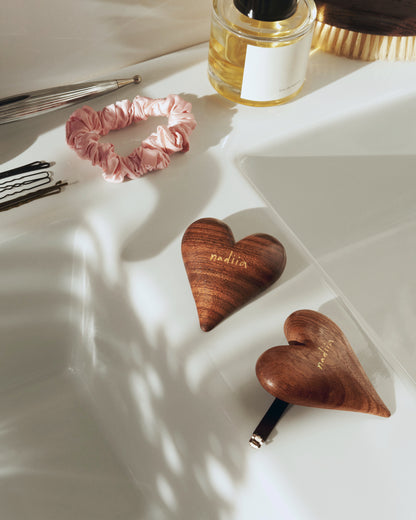Купіть виріб ручної роботи Automatic Hair Clip Barette “Heart” від Nadiia World. Ідеальний вибір для додавання вишуканості та шарму до вашого житлового простору або колекції особистих аксесуарів.