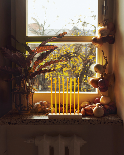 Купіть виріб ручної роботи 8 Honey Candles in Yellow від Nadiia World. Ідеальний вибір для додавання вишуканості та шарму до вашого житлового простору або колекції особистих аксесуарів.