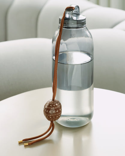 Купіть виріб ручної роботи Bag charm “Brown Pysanka” від Nadiia World. Ідеальний вибір для додавання вишуканості та шарму до вашого житлового простору або колекції особистих аксесуарів.