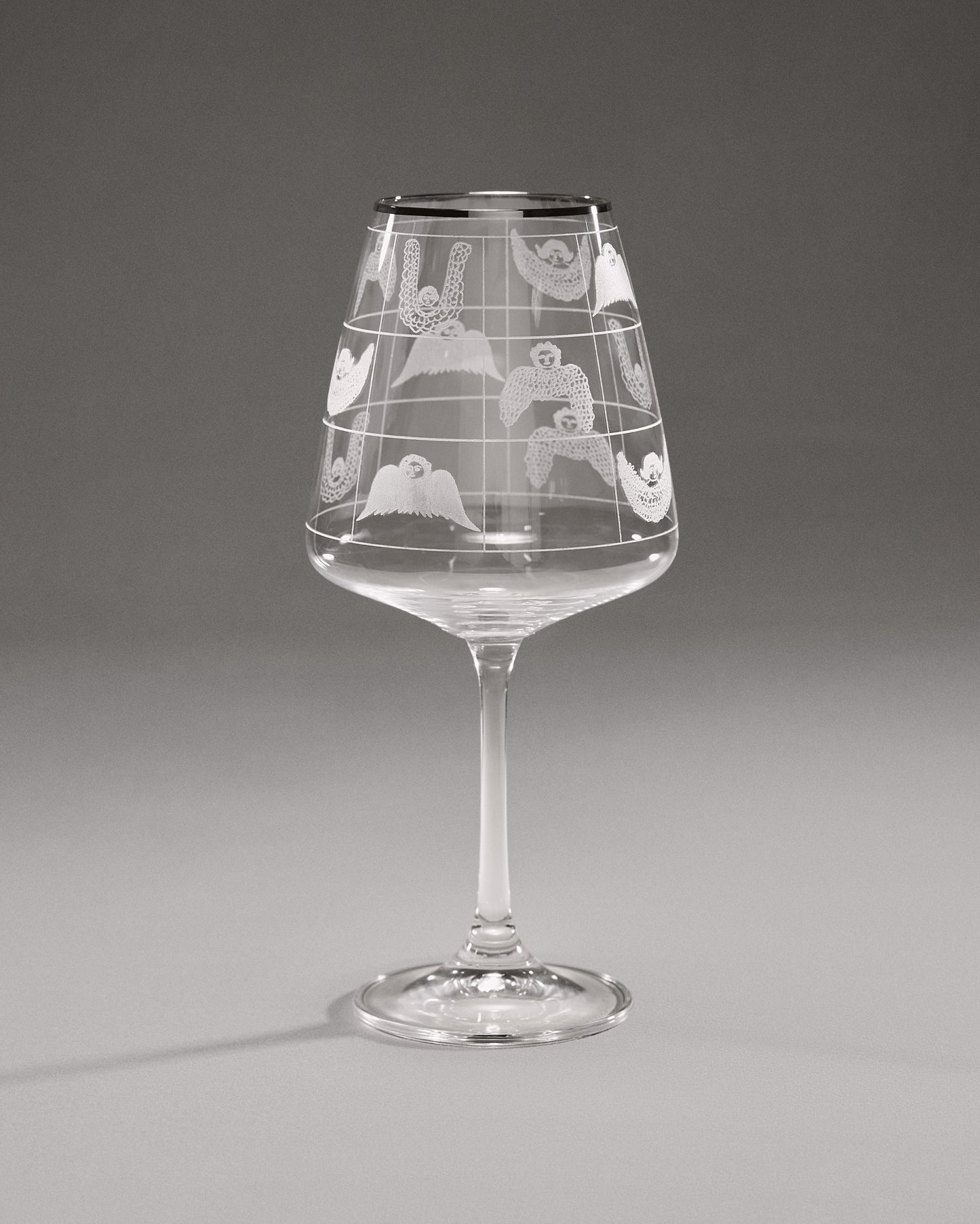 Купіть виріб ручної роботи “Cherubim” Glass від Nadiia World. Ідеальний вибір для додавання вишуканості та шарму до вашого житлового простору або колекції особистих аксесуарів.