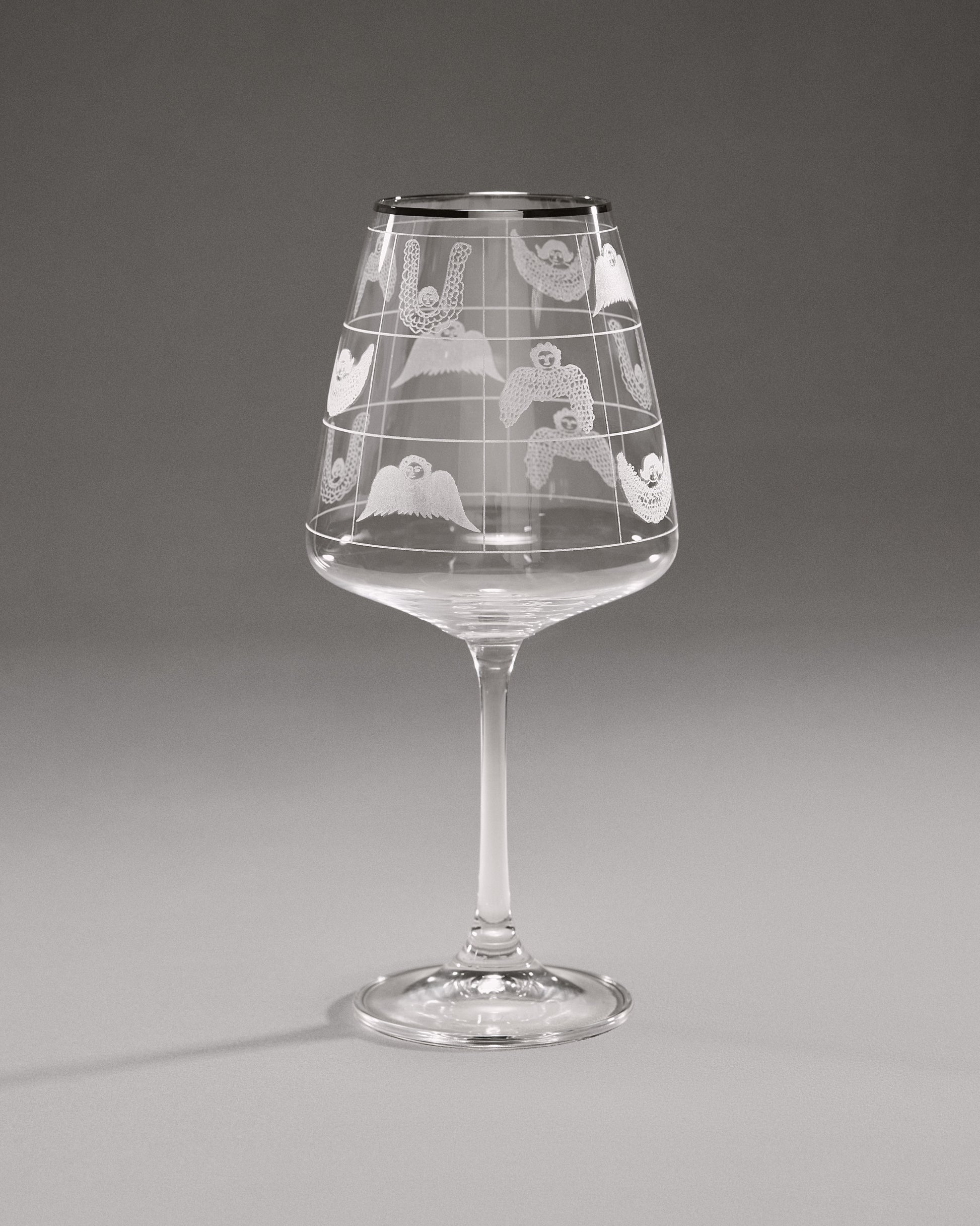 Купіть виріб ручної роботи “Cherubim” Glass від Nadiia World. Ідеальний вибір для додавання вишуканості та шарму до вашого житлового простору або колекції особистих аксесуарів.