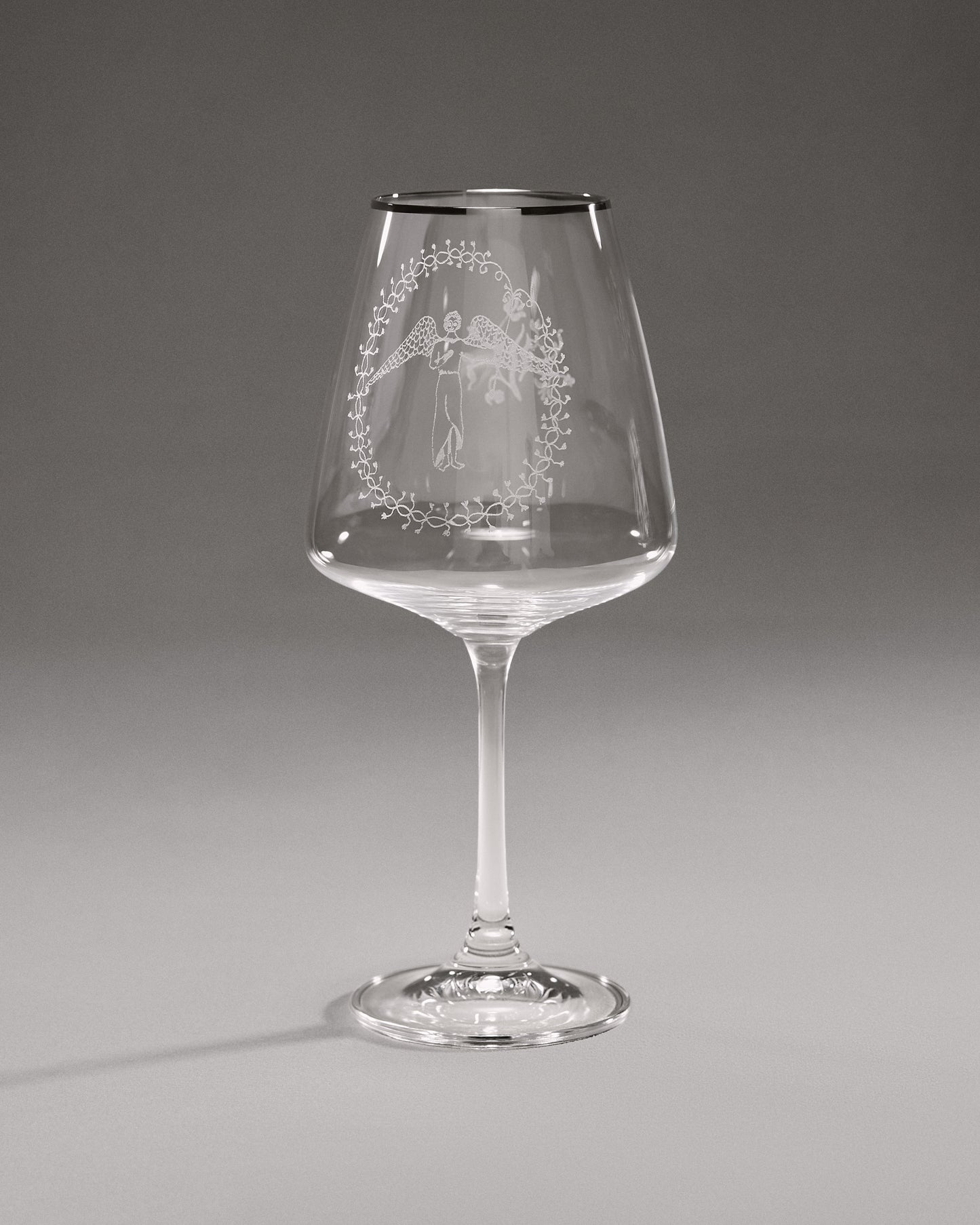 Купіть виріб ручної роботи “Guardian Angel” Glass від Nadiia World. Ідеальний вибір для додавання вишуканості та шарму до вашого житлового простору або колекції особистих аксесуарів.