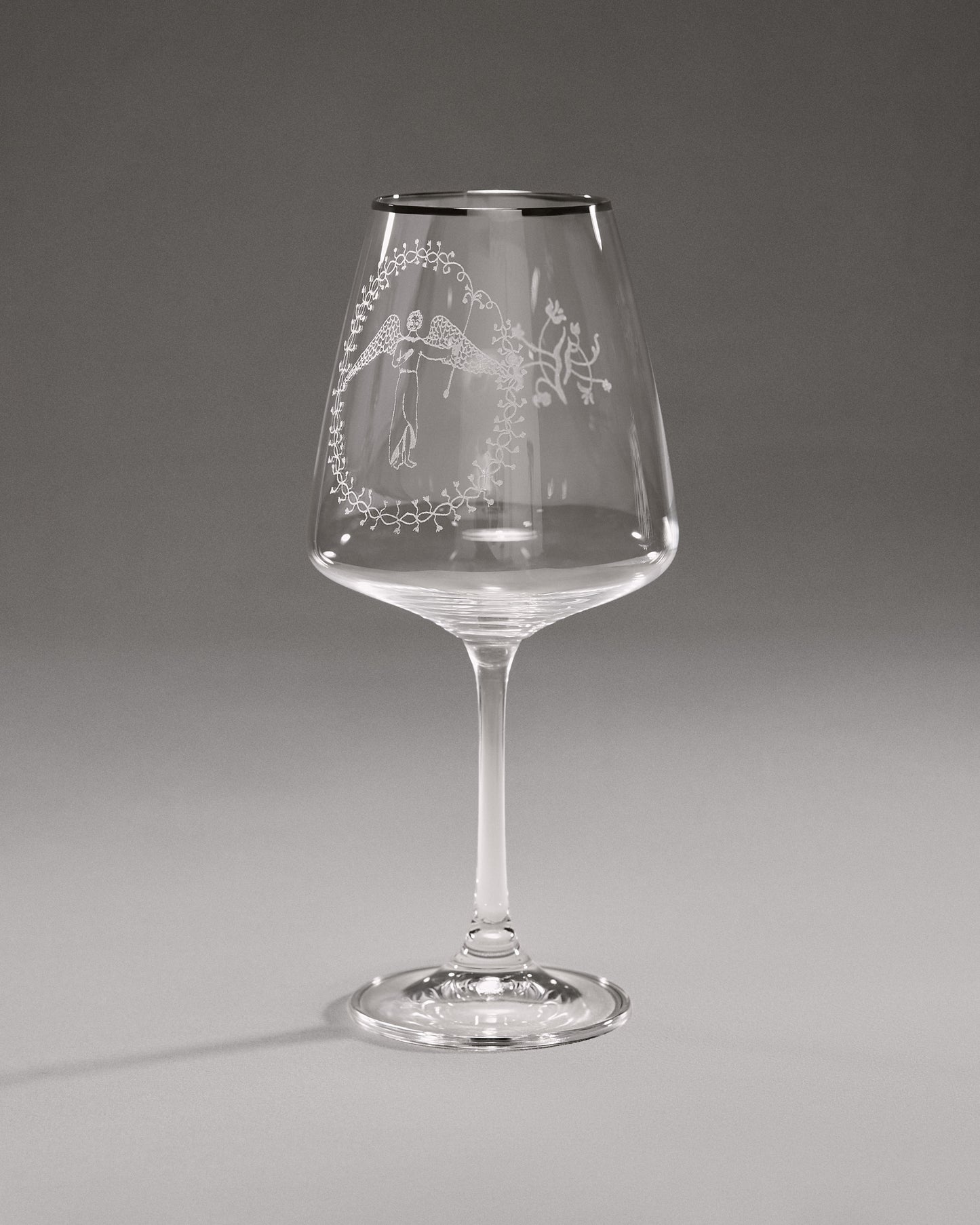 Купіть виріб ручної роботи “Guardian Angel” Glass від Nadiia World. Ідеальний вибір для додавання вишуканості та шарму до вашого житлового простору або колекції особистих аксесуарів.