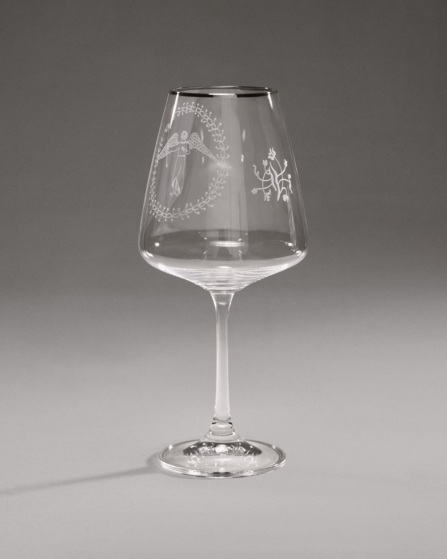 Купіть виріб ручної роботи “Guardian Angel” Glass від Nadiia World. Ідеальний вибір для додавання вишуканості та шарму до вашого житлового простору або колекції особистих аксесуарів.