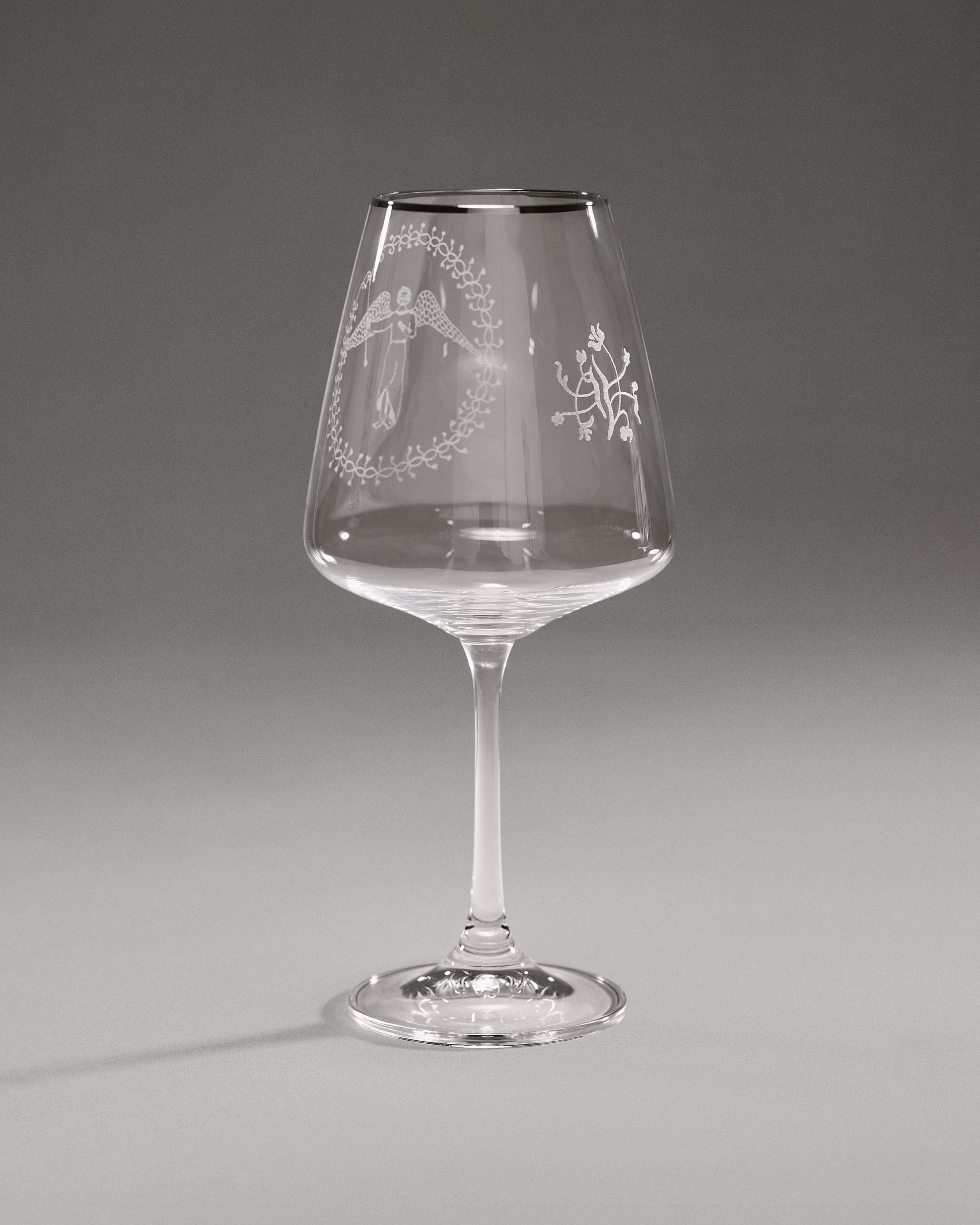 Купіть виріб ручної роботи “Guardian Angel” Glass від Nadiia World. Ідеальний вибір для додавання вишуканості та шарму до вашого житлового простору або колекції особистих аксесуарів.