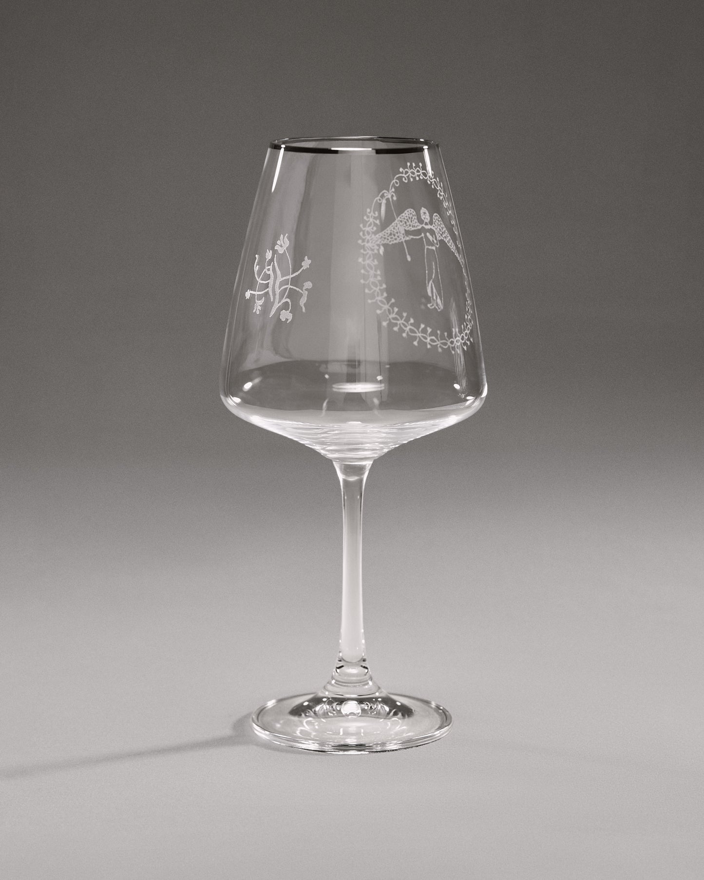 Купіть виріб ручної роботи “Guardian Angel” Glass від Nadiia World. Ідеальний вибір для додавання вишуканості та шарму до вашого житлового простору або колекції особистих аксесуарів.