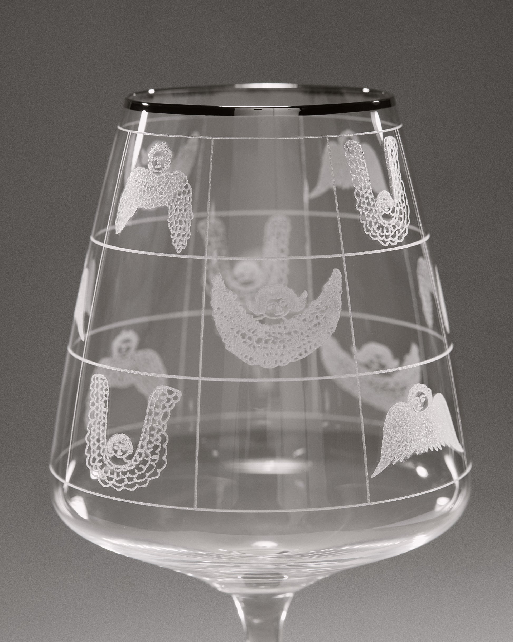 Купіть виріб ручної роботи “Cherubim” Glass від Nadiia World. Ідеальний вибір для додавання вишуканості та шарму до вашого житлового простору або колекції особистих аксесуарів.