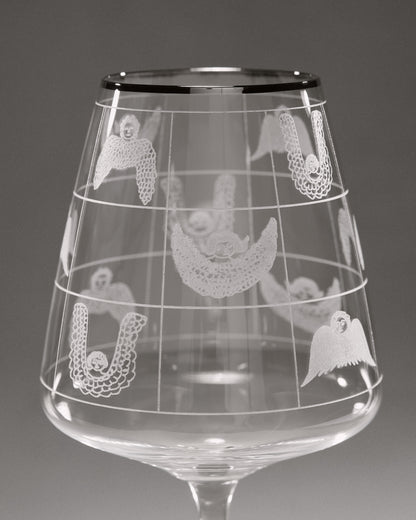 Купіть виріб ручної роботи “Cherubim” Glass від Nadiia World. Ідеальний вибір для додавання вишуканості та шарму до вашого житлового простору або колекції особистих аксесуарів.