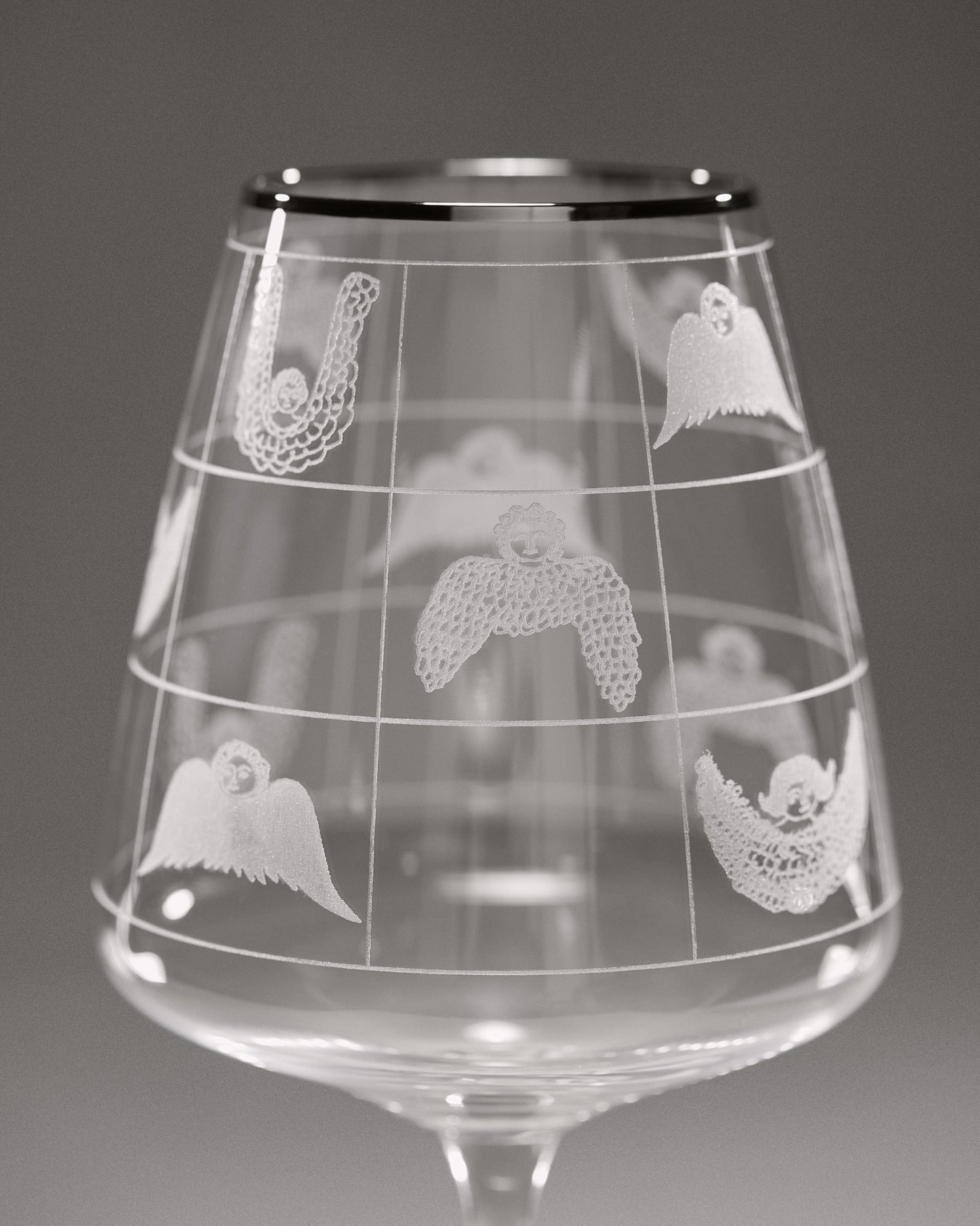 Купіть виріб ручної роботи “Cherubim” Glass від Nadiia World. Ідеальний вибір для додавання вишуканості та шарму до вашого житлового простору або колекції особистих аксесуарів.