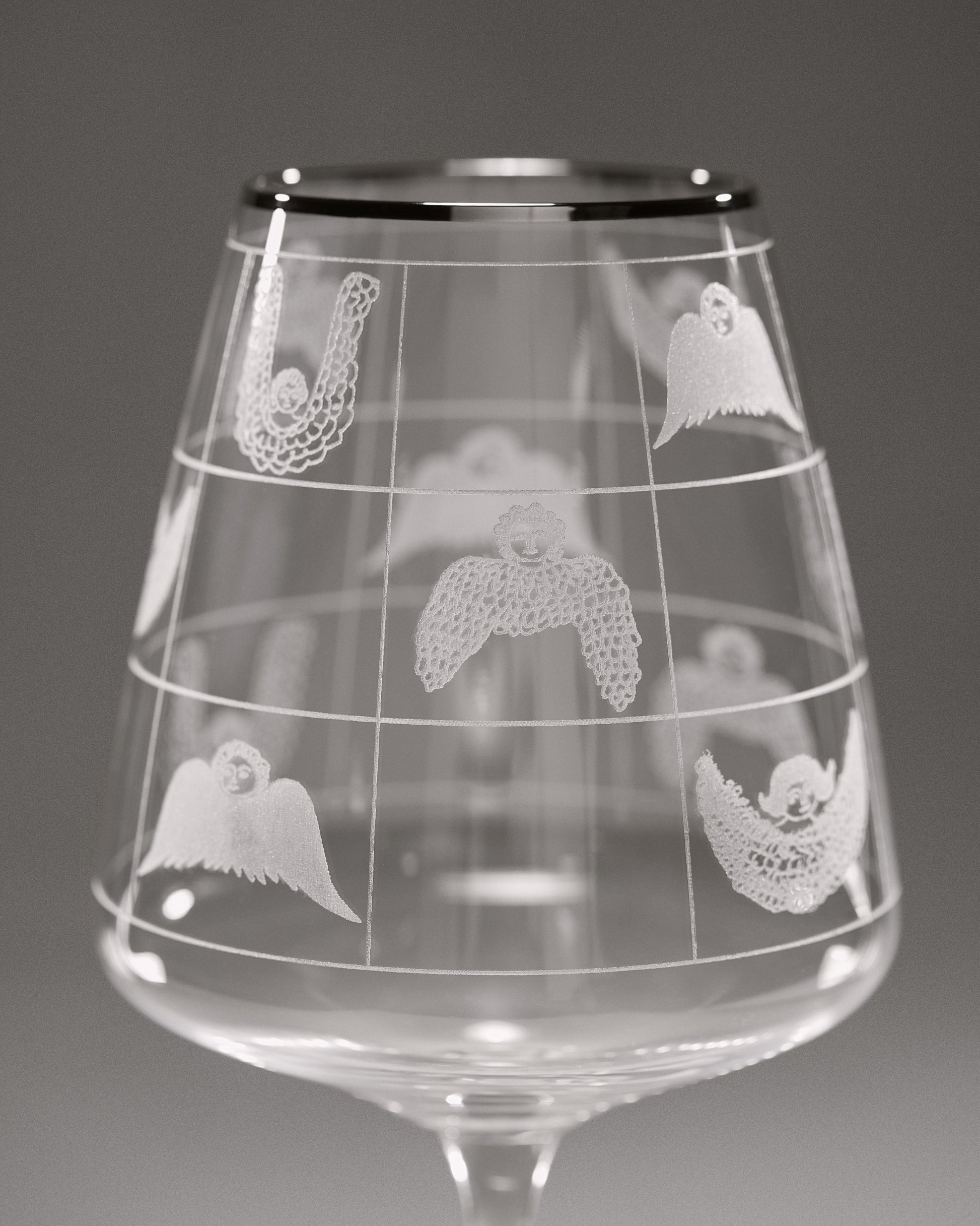 Купіть виріб ручної роботи “Cherubim” Glass від Nadiia World. Ідеальний вибір для додавання вишуканості та шарму до вашого житлового простору або колекції особистих аксесуарів.