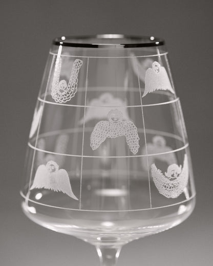 Купіть виріб ручної роботи “Cherubim” Glass від Nadiia World. Ідеальний вибір для додавання вишуканості та шарму до вашого житлового простору або колекції особистих аксесуарів.