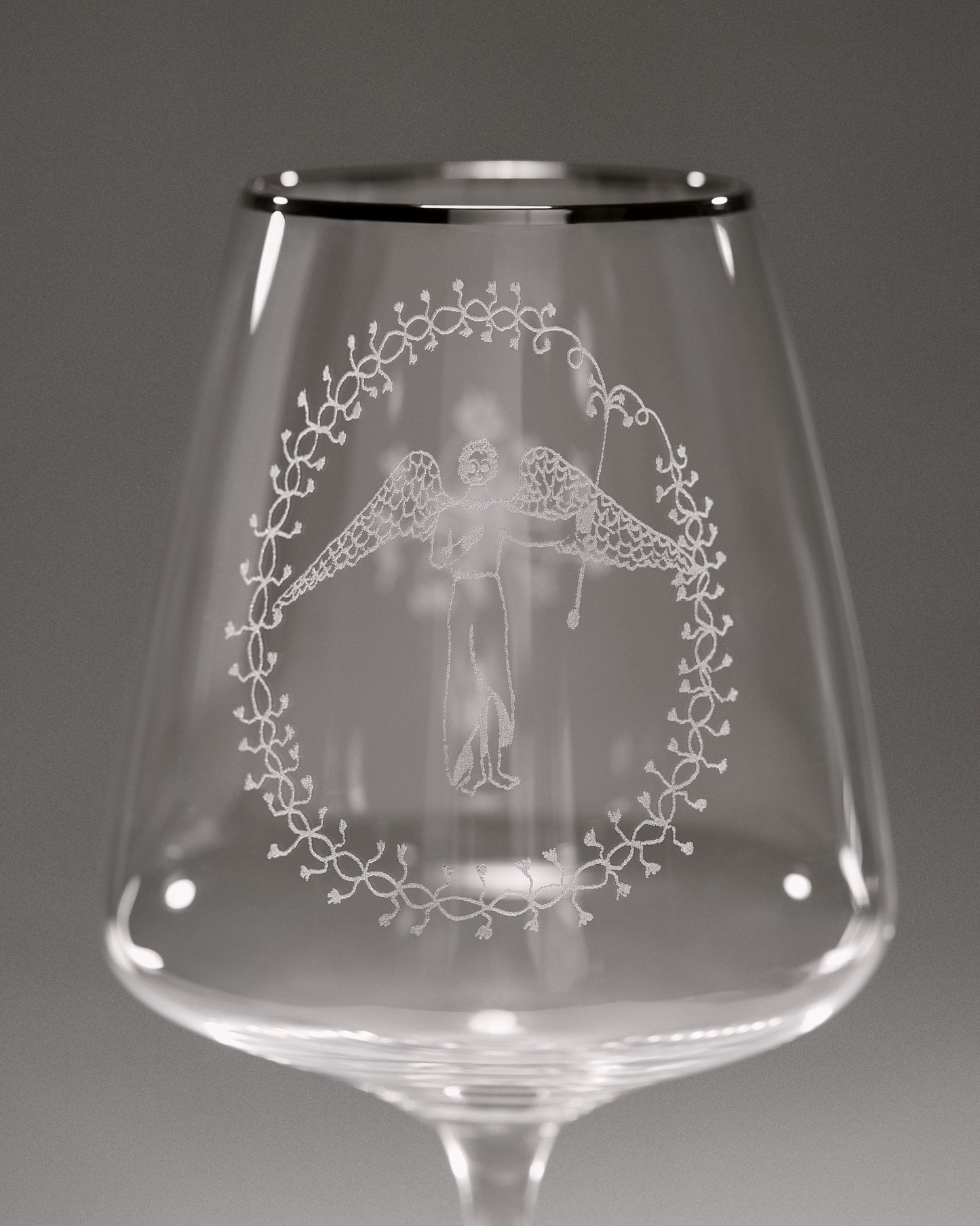 Купіть виріб ручної роботи “Guardian Angel” Glass від Nadiia World. Ідеальний вибір для додавання вишуканості та шарму до вашого житлового простору або колекції особистих аксесуарів.