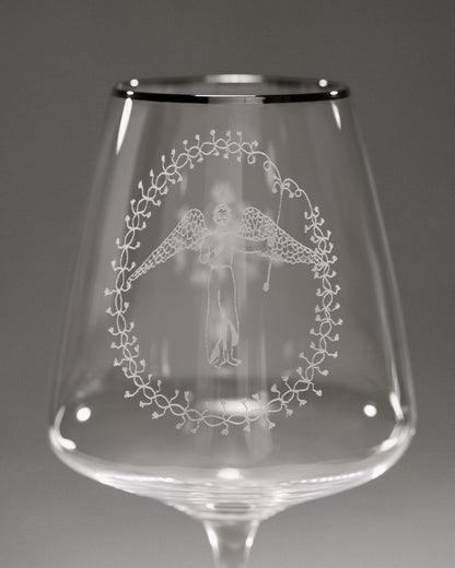 Купіть виріб ручної роботи “Guardian Angel” Glass від Nadiia World. Ідеальний вибір для додавання вишуканості та шарму до вашого житлового простору або колекції особистих аксесуарів.