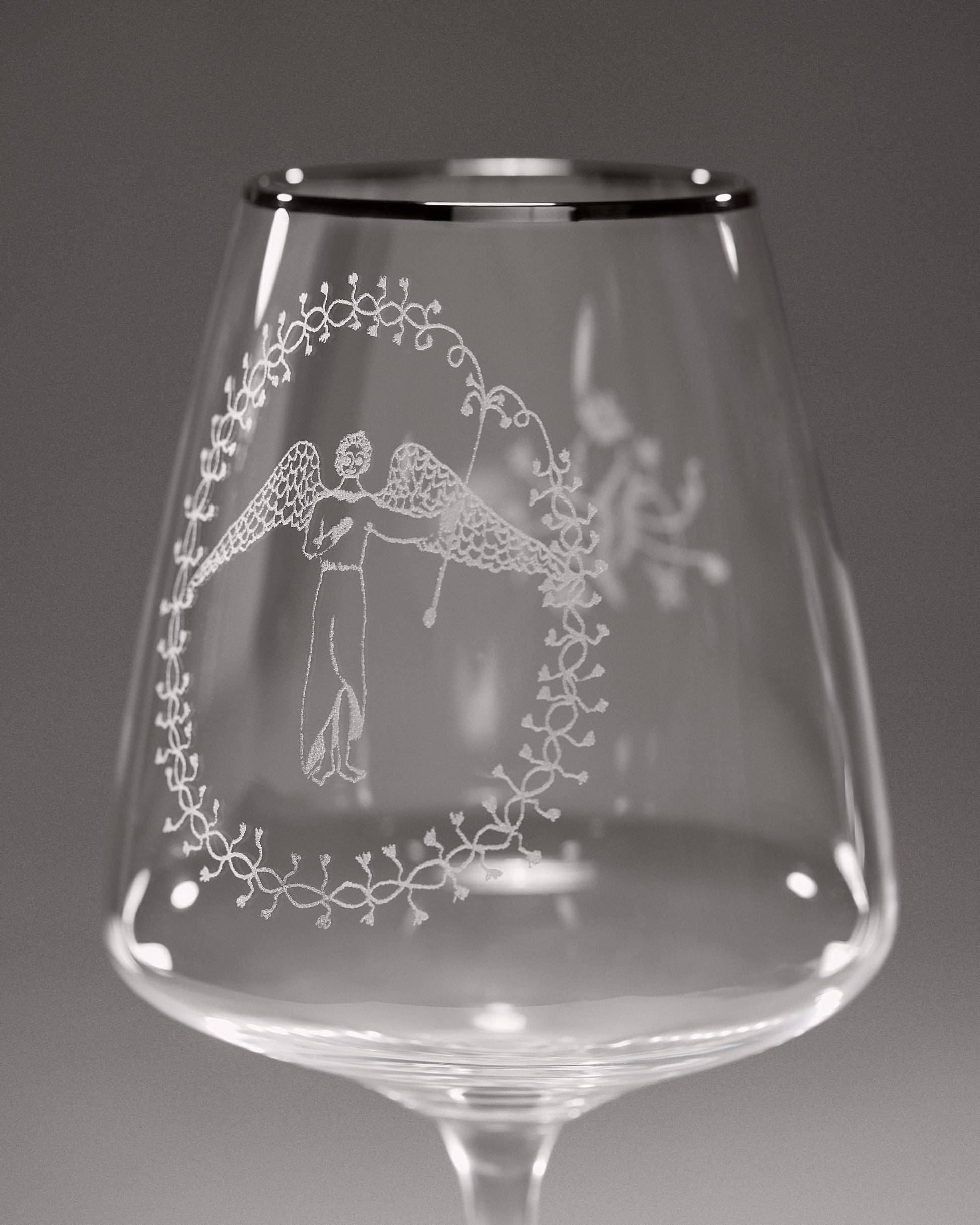 Купіть виріб ручної роботи “Guardian Angel” Glass від Nadiia World. Ідеальний вибір для додавання вишуканості та шарму до вашого житлового простору або колекції особистих аксесуарів.