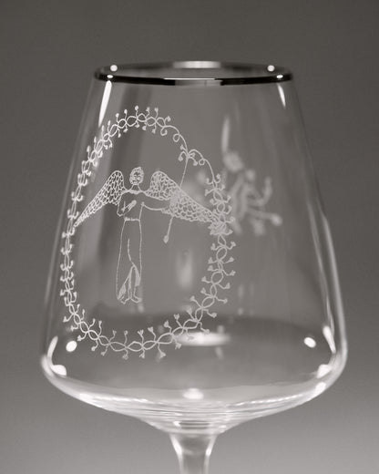 Купіть виріб ручної роботи “Guardian Angel” Glass від Nadiia World. Ідеальний вибір для додавання вишуканості та шарму до вашого житлового простору або колекції особистих аксесуарів.