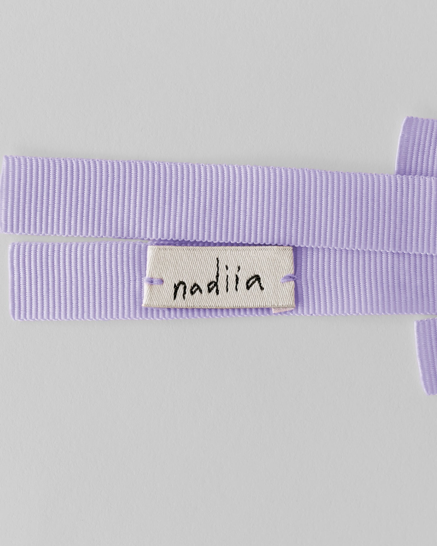 Купіть виріб ручної роботи Ribbon Barette in Lilac від Nadiia World. Ідеальний вибір для додавання вишуканості та шарму до вашого житлового простору або колекції особистих аксесуарів.