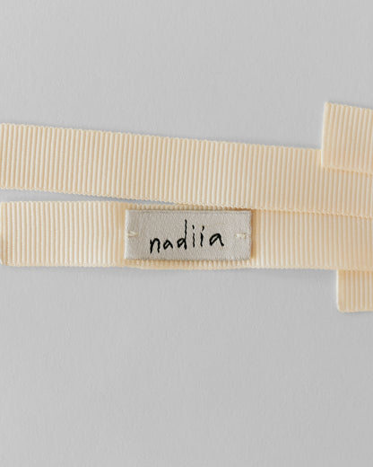 Купіть виріб ручної роботи Ribbon Barette in Milky від Nadiia World. Ідеальний вибір для додавання вишуканості та шарму до вашого житлового простору або колекції особистих аксесуарів.