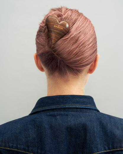 Купіть виріб ручної роботи Automatic Hair Clip Barette “Heart” від Nadiia World. Ідеальний вибір для додавання вишуканості та шарму до вашого житлового простору або колекції особистих аксесуарів.