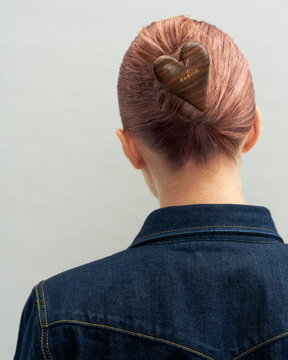 Купіть виріб ручної роботи Automatic Hair Clip Barette “Heart” від Nadiia World. Ідеальний вибір для додавання вишуканості та шарму до вашого житлового простору або колекції особистих аксесуарів.