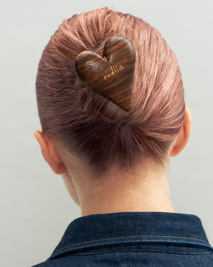 Купіть виріб ручної роботи Automatic Hair Clip Barette “Heart” від Nadiia World. Ідеальний вибір для додавання вишуканості та шарму до вашого житлового простору або колекції особистих аксесуарів.