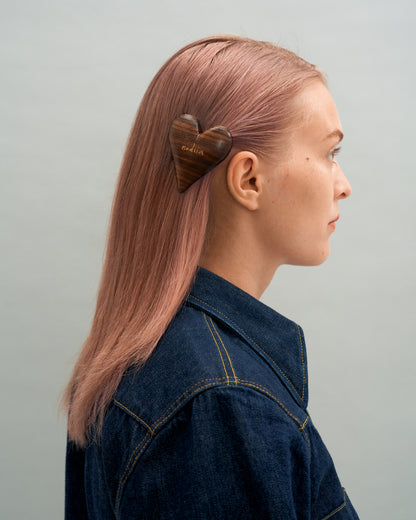 Купіть виріб ручної роботи Automatic Hair Clip Barette “Heart” від Nadiia World. Ідеальний вибір для додавання вишуканості та шарму до вашого житлового простору або колекції особистих аксесуарів.