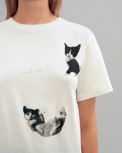 Купіть виріб ручної роботи 4 Cats T-Shirt від Nadiia World. Ідеальний вибір для додавання вишуканості та шарму до вашого житлового простору або колекції особистих аксесуарів.