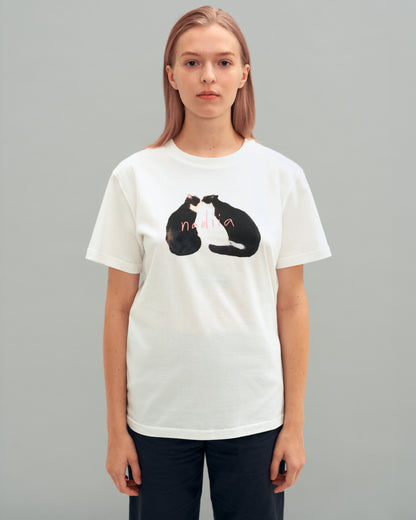 Купіть виріб ручної роботи "Kissing Cats" T-Shirt від Nadiia World. Ідеальний вибір для додавання вишуканості та шарму до вашого житлового простору або колекції особистих аксесуарів.