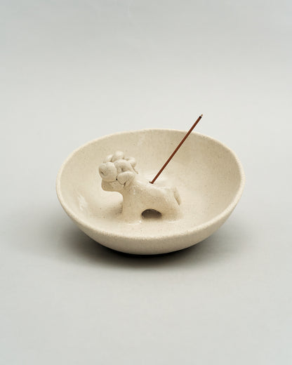 Купіть виріб ручної роботи Incense Holder “Baranets” від Nadiia World. Ідеальний вибір для додавання вишуканості та шарму до вашого житлового простору або колекції особистих аксесуарів.