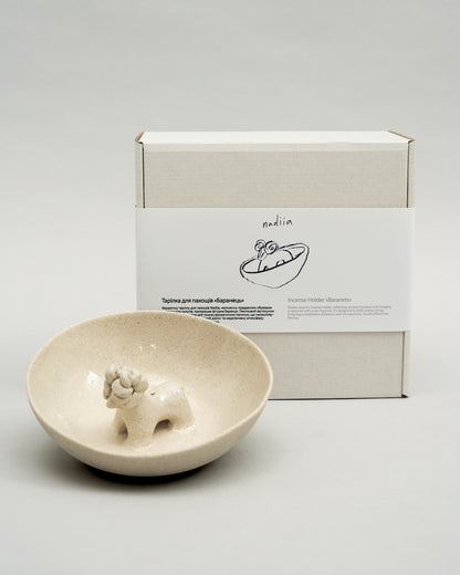 Купіть виріб ручної роботи Incense Holder “Baranets” від Nadiia World. Ідеальний вибір для додавання вишуканості та шарму до вашого житлового простору або колекції особистих аксесуарів.