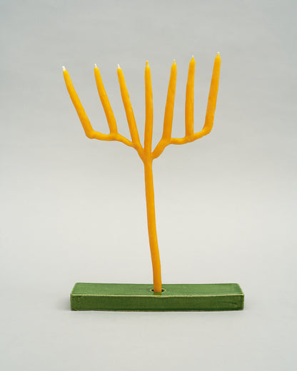 Купіть виріб ручної роботи Candle Holder in Green від Nadiia World. Ідеальний вибір для додавання вишуканості та шарму до вашого житлового простору або колекції особистих аксесуарів.