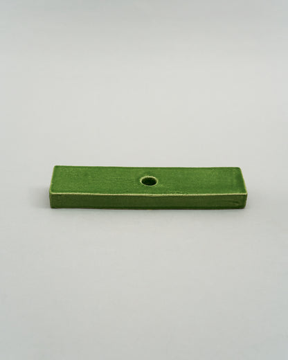 Купіть виріб ручної роботи Candle Holder in Green від Nadiia World. Ідеальний вибір для додавання вишуканості та шарму до вашого житлового простору або колекції особистих аксесуарів.
