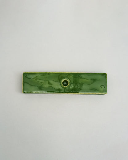 Купіть виріб ручної роботи Candle Holder in Green від Nadiia World. Ідеальний вибір для додавання вишуканості та шарму до вашого житлового простору або колекції особистих аксесуарів.