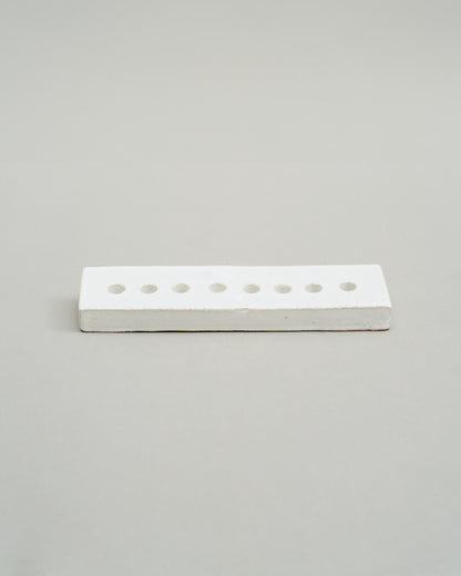 Купіть виріб ручної роботи An Eight-Arm Candle Holder in White від Nadiia World. Ідеальний вибір для додавання вишуканості та шарму до вашого житлового простору або колекції особистих аксесуарів.