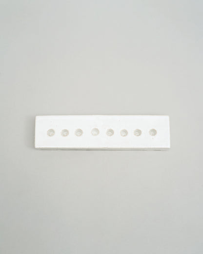 Купіть виріб ручної роботи An Eight-Arm Candle Holder in White від Nadiia World. Ідеальний вибір для додавання вишуканості та шарму до вашого житлового простору або колекції особистих аксесуарів.
