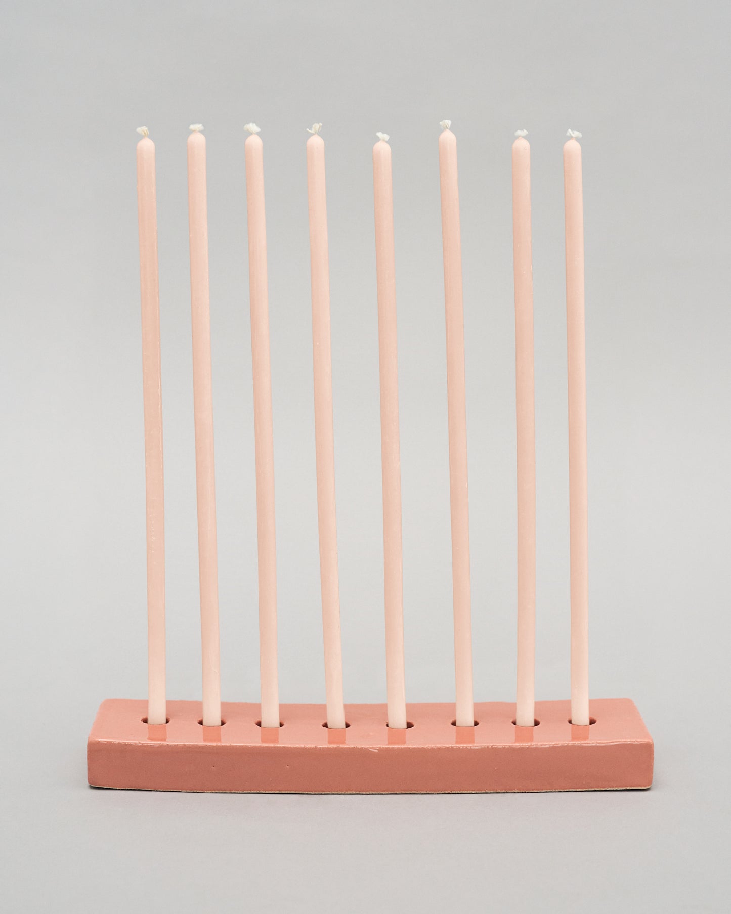 Купіть виріб ручної роботи An Eight-Arm Candle Holder in White від Nadiia World. Ідеальний вибір для додавання вишуканості та шарму до вашого житлового простору або колекції особистих аксесуарів.