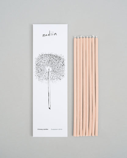 Купіть виріб ручної роботи 8 Honey Candles "Pink Haze" від Nadiia World. Ідеальний вибір для додавання вишуканості та шарму до вашого житлового простору або колекції особистих аксесуарів.