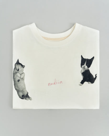 Купіть виріб ручної роботи 4 Cats T-Shirt від Nadiia World. Ідеальний вибір для додавання вишуканості та шарму до вашого житлового простору або колекції особистих аксесуарів.
